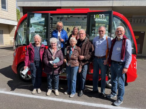 Gruppe vor selbstfahrendem autonomen Shuttlebus Gruppe vor selbstfahrendem autonomen Shuttlebus